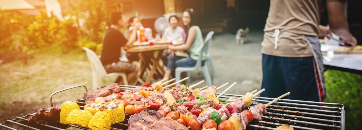 Zomerse bbq met vrienden met een mooie ondergaande zon