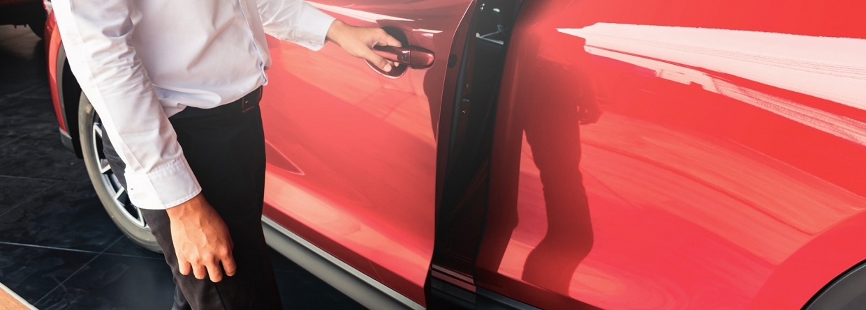 Man opent rode autodeur met Smart Keyless
