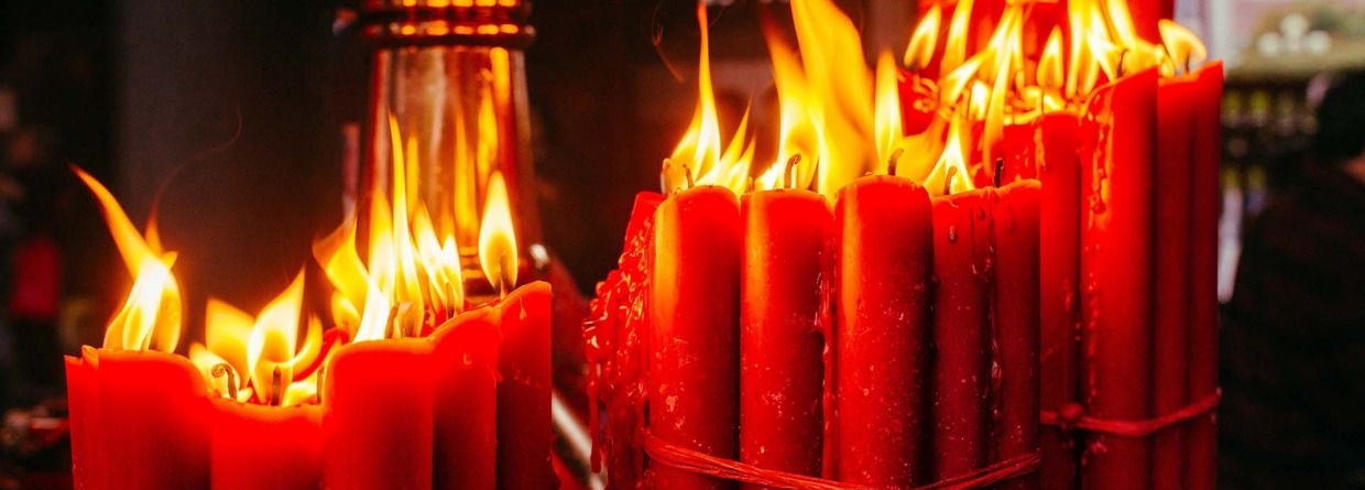 Close-up van brandende rode kaarsen